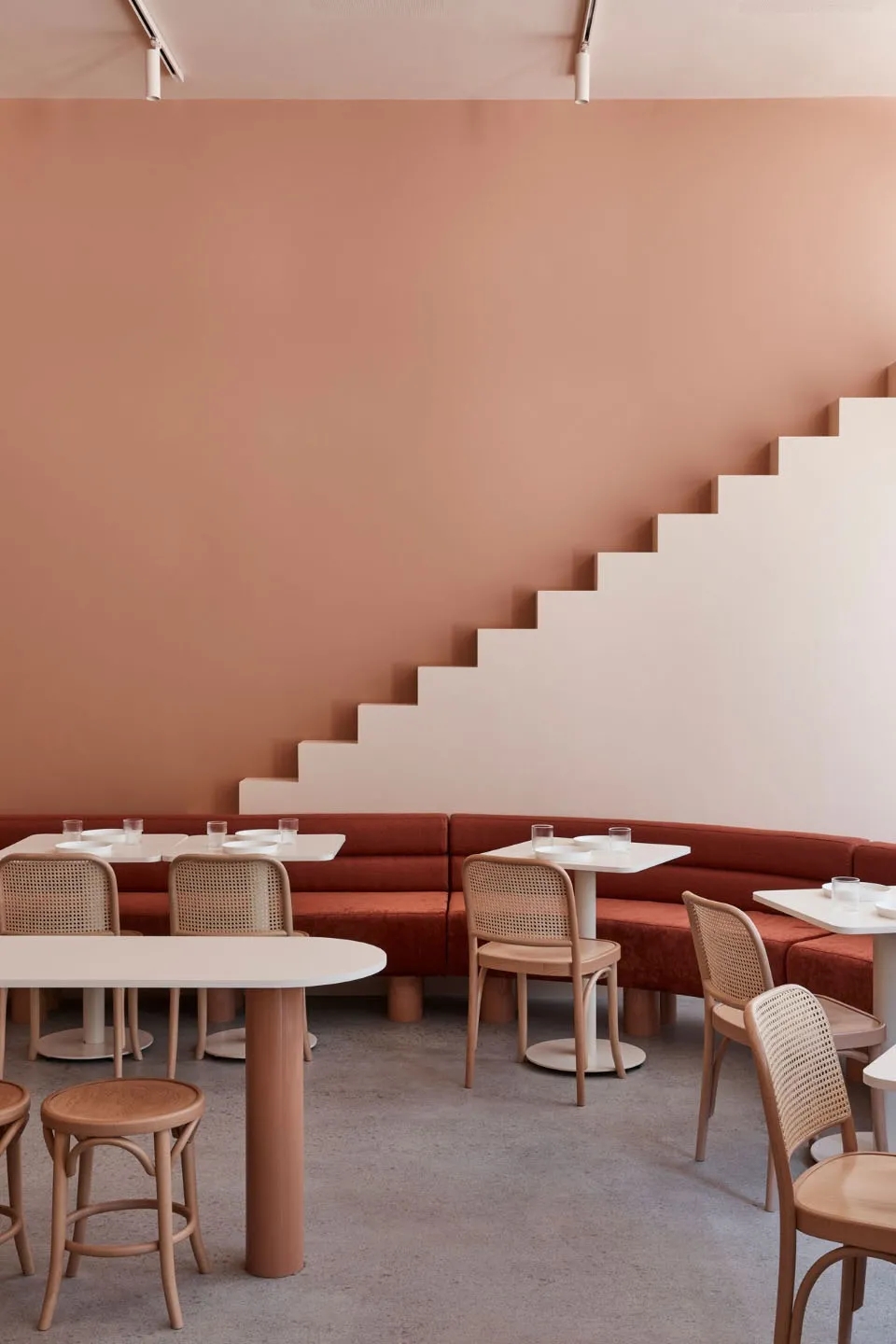 布达佩斯咖啡馆桌椅搭配设计