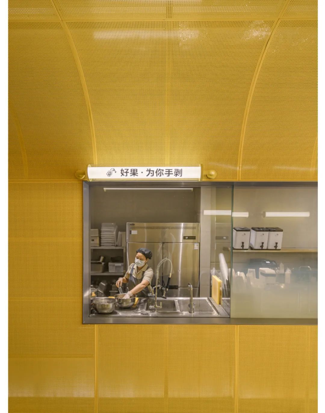 喜茶真果现剥透明窗口餐饮空间设计
